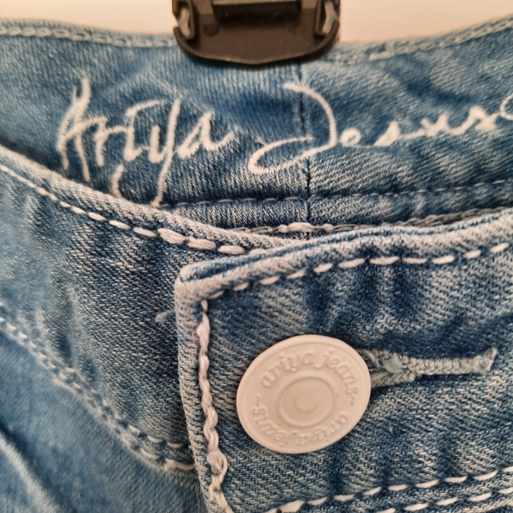 Ariya Jeans EXCELLENT CONDITION ❤️😎❤️SIZE 5